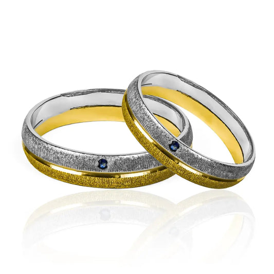 Argollas de matrimonio Mate Bicolor Zafiro, fabricadas en oro 18k por Joyería Caracas, cada una cuenta con el certificado de calidad y garantía para toda la vida.
