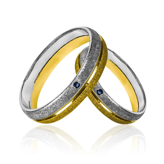 Argollas de matrimonio Mate Bicolor Zafiro, fabricadas en oro 18k por Joyería Caracas, cada una cuenta con el certificado de calidad y garantía para toda la vida.