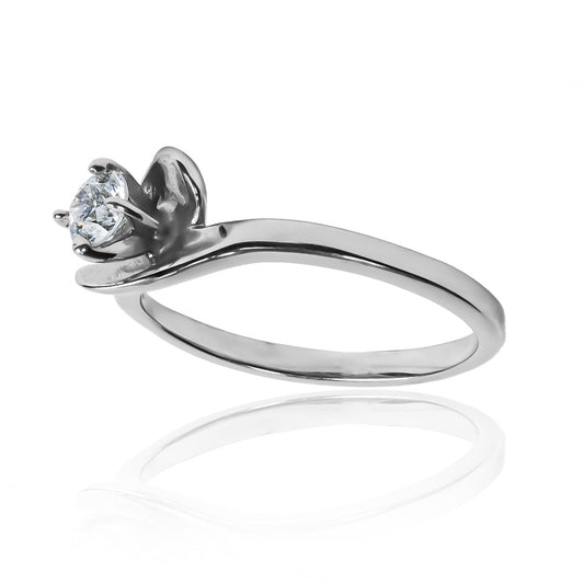 Anillo de compromiso pétalos de rosa diamond white de Joyería Caracas, este impresionante anillo está hecho de oro de 18k con certificado de calidad.