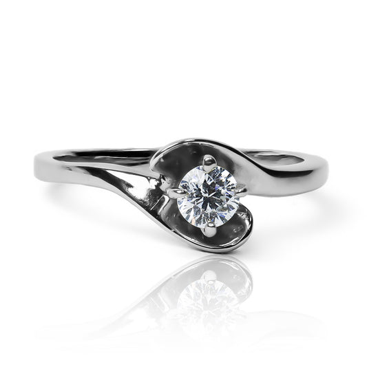 Anillo de compromiso pétalos de rosa diamond white de Joyería Caracas, este impresionante anillo está hecho de oro de 18k con certificado de calidad.