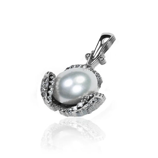 Dije Pétalos de perla. Hecho con oro 18K y diseñado por Joyería Caracas, cuenta con garantía de por vida.