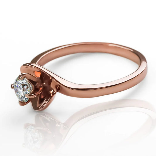 Anillo de compromiso pétalos de rosa fabricado en oro 18k con certificado de calidad y garantía de por vida de la Joyería Caracas.