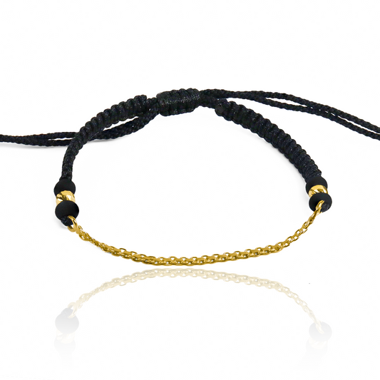 Pulsera Placa Grabado Láser de Joyería Caracas está hecha en oro 18k, con detalles en hilo terlenca y bisutería de calidad. Con garantía de por vida y sin costo adicional.