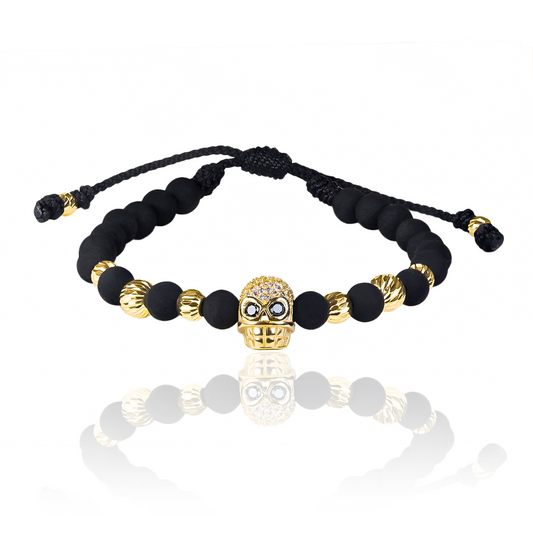 Pulsera Calavera Cristales de Joyería Caracas está elaborada en oro 18k, con detalles en hilo terlenca y bisutería de calidad. Con garantía de por vida y sin costo adicional.