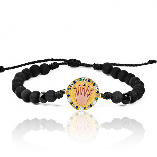 Pulsera Corona 3 Oros de Joyería Caracas está elaborada en oro 18k, con detalles en hilo terlenca y bisutería de calidad. Con garantía de por vida y sin costo adicional.