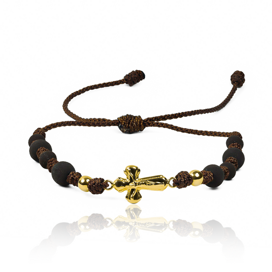 Pulsera Cristo + Esferas #4 de Joyería Caracas está hecha en oro 18k, con detalles en hilo terlenca y bisutería de calidad. Con garantía de por vida y sin costo adicional.