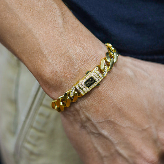 Muñeca de un hombre posando con una pulsera tipo cubana bastante ancha.