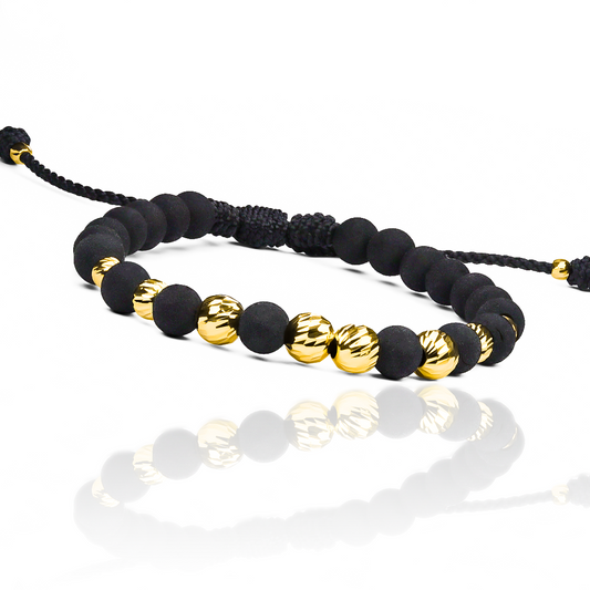 Pulsera Esferas Facetadas Degrade de Joyería Caracas está elaborada en oro 18k, con detalles en hilo terlenca y bisutería de calidad. Con garantía de por vida y sin costo adicional.