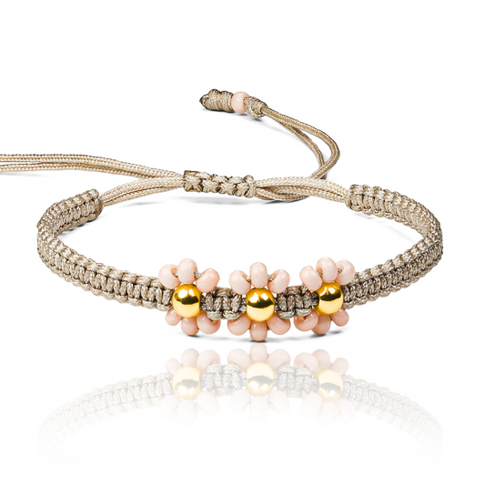 Pulsera Flor Esfera Lisa #4 x3 de Joyería Caracas está elaborada en oro 18k, con detalles en hilo coreano y bisutería de calidad. Con garantía de por vida y sin costo adicional.