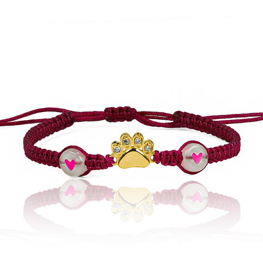 Pulsera Huellita de Joyería Caracas está elaborada en oro 18k, con detalles en hilo coreano y bisutería de calidad. Con garantía de por vida y sin costo adicional.