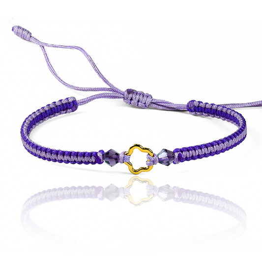 Pulsera Nube Lisa de Joyería Caracas está elaborada en oro 18k, con detalles en hilo coreano y bisutería de calidad. Con garantía de por vida y sin costo adicional.