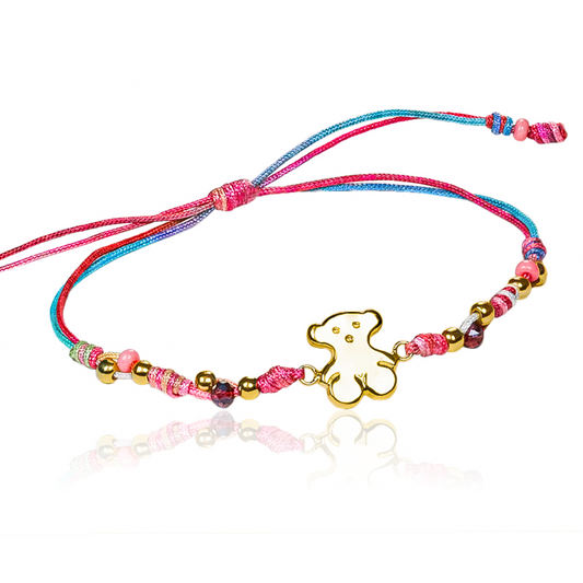 Pulsera Osito L + Esferas #3 de Joyería Caracas está elaborada en oro 18k, con detalles en hilo coreano y bisutería de calidad. Con garantía de por vida y sin costo adicional.