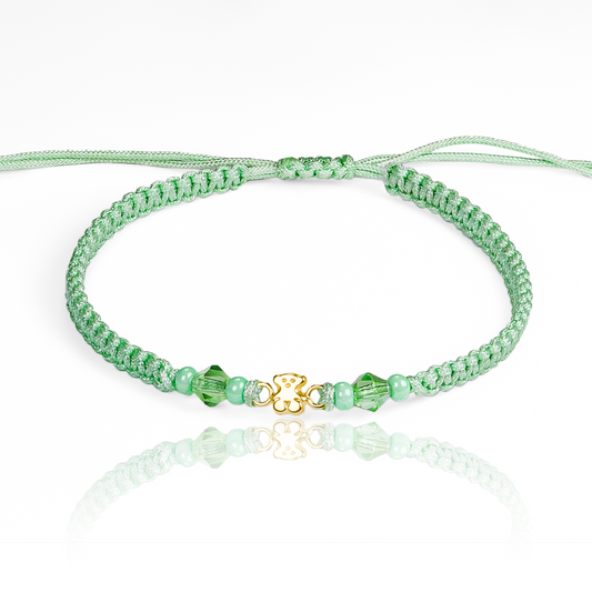 Pulsera Osito Mini S de Joyería Caracas está elaborada en oro 18k, con detalles en hilo coreano y bisutería de calidad. Con garantía de por vida y sin costo adicional.