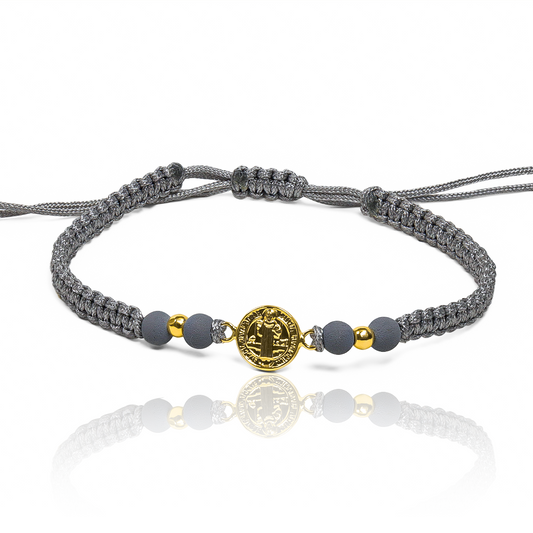 Pulsera San Benito S + Esferas #3 elaborada en oro de 18K por Joyería Caracas, cuenta también con garantía para toda la vida.