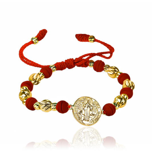 Pulsera San Benito XXL + Esferas Facetadas de Joyería Caracas está elaborada en oro 18k, con detalles en hilo terlenca y bisutería de calidad. Con garantía de por vida y sin costo adicional.