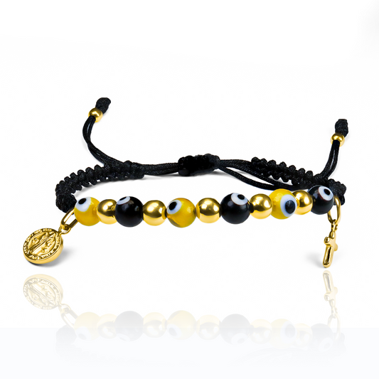 Pulsera San Benito + Cruz Puente Ojo Turco de Joyería Caracas está elaborada en oro 18k, con detalles en hilo coreano y bisutería de calidad. Con garantía de por vida y sin costo adicional.