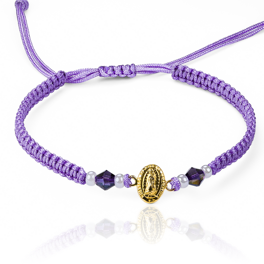 Luce elegante y sofisticada con nuestra Pulsera Guadalupe M de Oro 18K. Diseñada por Joyería Caracas, garantizada para toda la vida. Una pieza exclusiva que evoca la belleza y calidad atemporal. Haz que tu estilo brille con esta pulsera de lujo.