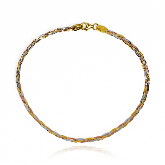Discreta, elegante y exclusiva; la pulsera trenza 3 oros I es una verdadera joya de oro 18K de la reconocida Joyería Caracas. Con una garantía de por vida, esta pulsera es sinónimo de calidad y durabilidad. Realza tu estilo con esta pieza única y sofisticada.