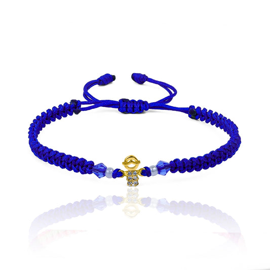 Pulsera Boy de Joyería Caracas está hecha en oro 18k, combinando elegancia y resistencia. Su diseño incluye hilo coreano y bisutería de calidad, sin costo adicional. Además, cuenta con garantía de por vida.