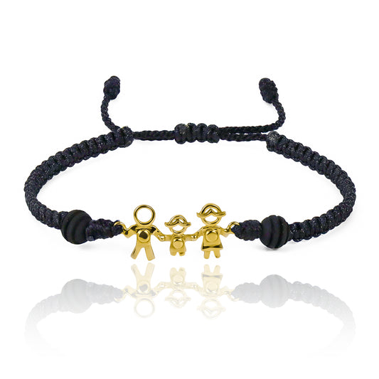 Pulsera Boy de Joyería Caracas está elaborada en oro 18k, con un diseño que combina hilo coreano y hilo terlenca, ofreciendo resistencia y estilo. Además, cuenta con bisutería de calidad sin costo adicional y garantía de por vida.