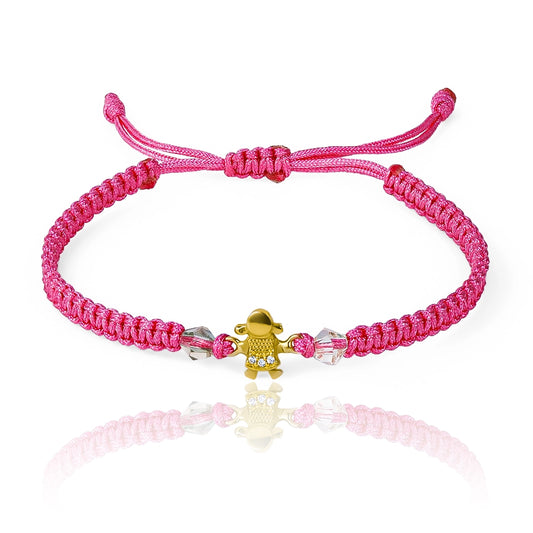 Pulsera Girl de Joyería Caracas está confeccionada en oro 18k, destacándose por su elegancia y durabilidad. Su diseño incorpora hilo coreano de alta calidad y bisutería fina, sin costo adicional. Además, cuenta con garantía de por vida.