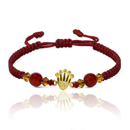 Pulsera Crown de Joyería Caracas está elaborada en oro 18k, con detalles en hilo coreano y bisutería de calidad. Con garantía de por vida y sin costo adicional.