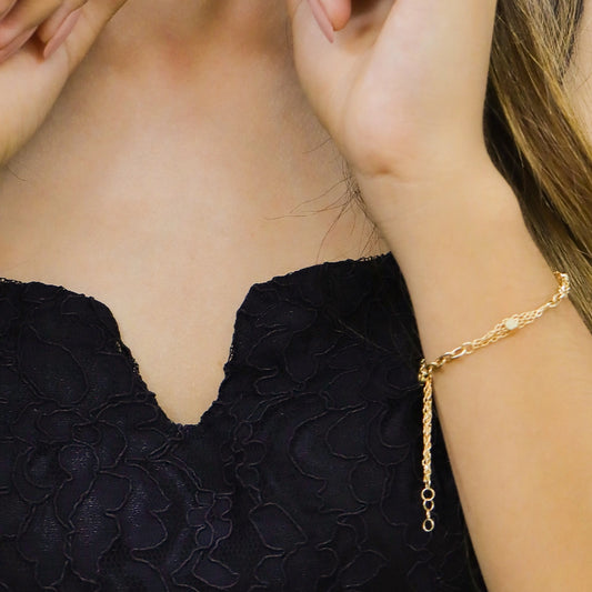 Brazo de mujer la cual usa una pulsera cubana con formas de cubos en oro amarillo de 18 quilates de Joyería Caracas.