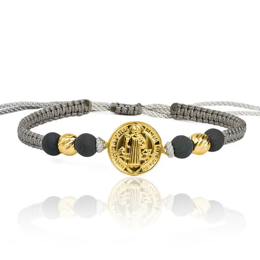 Pulsera San Benito XL + Esferas #6 de Joyería Caracas está elaborada en oro 18k y cuenta con hilo coreano y terlenca, con garantía de por vida y bisutería de calidad sin costo adicional.