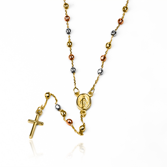 Rosario 3 Oros M I, fabricado en oro 18K por Joyería Caracas, cuenta con un certificado de calidad y garantía de por vida.