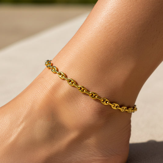 Tobillo de mujer usando una tobillera en tejido calabrote en oro amarillo de 18 quilates de Joyería Caracas.