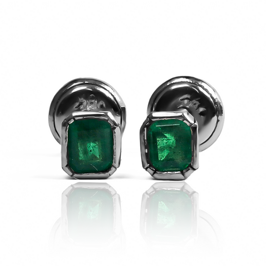 Topitos Caja Esmeralda JC White, una verdadera joya de oro de 18 quilates. Hecha por los más hábiles artesanos de Joyería Caracas, esta pieza única te acompañará de por vida con su deslumbrante belleza.