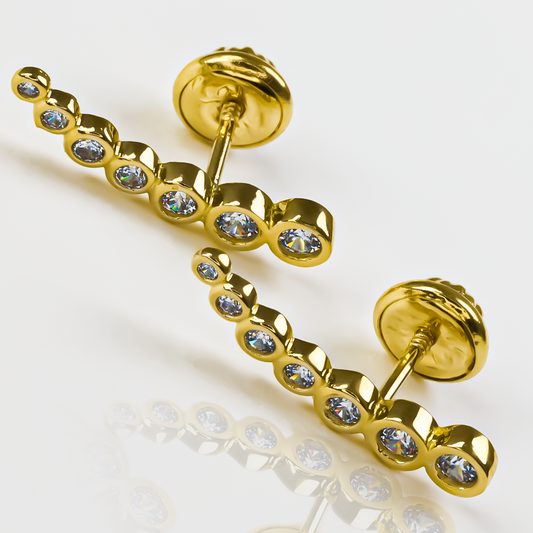 Topitos Caterpillar cristal en oro de 18K de Joyería Caracas. Cada pieza es garantizada para toda la vida, asegurando su belleza eterna. Una adición atemporal a tu colección de joyas de alta calidad.