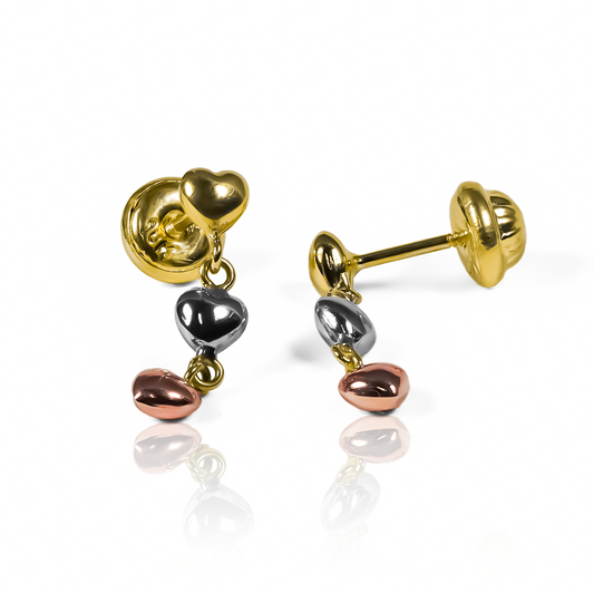 El Colgante de corazones tres oros de la marca Topitos es una joya de Oro 18K, elaborada por expertos en Joyería Caracas. Con esta pieza de alta calidad, obtendrás una garantía para toda la vida. Añade un toque de elegancia a cualquier atuendo con este exclusivo colgante.