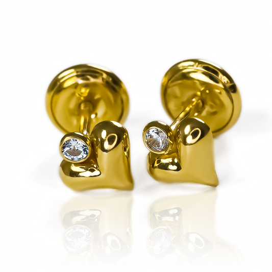 Topitos Corazón de cristal de oro 18K de Joyería Caracas. Con su estilo mini y su garantía para toda la vida, estas piezas son perfectas para añadir un toque exclusivo y sofisticado a cualquier atuendo. Haz una declaración de lujo con estos topitos.