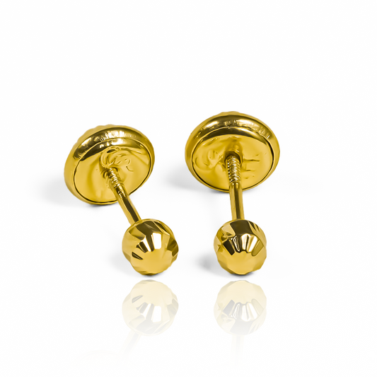 Joyería Caracas presenta Topitos Esfera diamantada #3 con un lujoso acabado en Oro 18K. Este exquisito diseño ofrece una garantía de por vida, asegurando que tu adquisición sea una inversión eterna en estilo y elegancia.