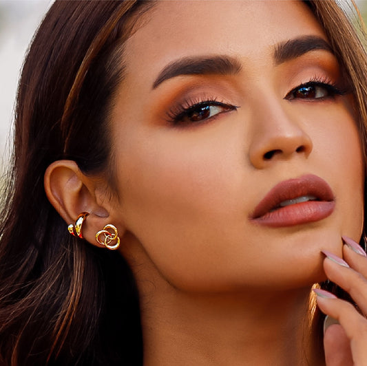 Oreja de mujer con topito en forma de espiral de 3 aros en oro amarillo de 18 quilates, hechos en Joyería Caracas.