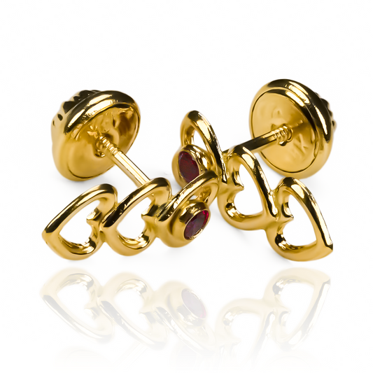 Topitos Fila de corazones x 3 cristal Rojo. Hechos con Oro 18K y garantizados para toda la vida por Joyería Caracas. Añade un toque exclusivo a tu look con estos elegantes diseños. ¡Haz que tu corazón brille con estos topitos de lujo!