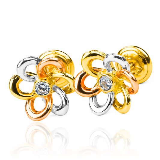 Topitos Flor 3 Oros centro cristal. Hecho con oro de 18 quilates y diseñado por Joyería Caracas, es una obra de arte que perdurará toda la vida. Añade un toque de glamour a tu estilo con nuestra garantía de por vida.