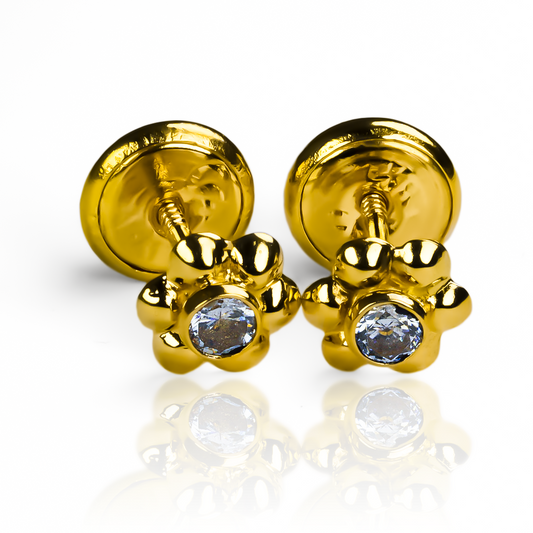 Descubre la elegancia y el lujo con nuestros Topitos Flor 6 pétalos lisos centro de cristal, elaborados en Oro 18K y con el respaldo de Joyería Caracas. Adornados con un delicado centro de cristal, esta pieza es una garantía de por vida. Enaltece tu estilo con este exclusivo accesorio.