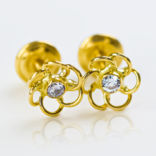 Topitos Flor calada centro de cristal 6 aros. Fabricados con Oro 18K por Joyería Caracas, su diseño único y delicado te hará destacar. Además, nuestra garantía para toda la vida asegura que siempre tendrás una pieza exclusiva y de alta calidad.