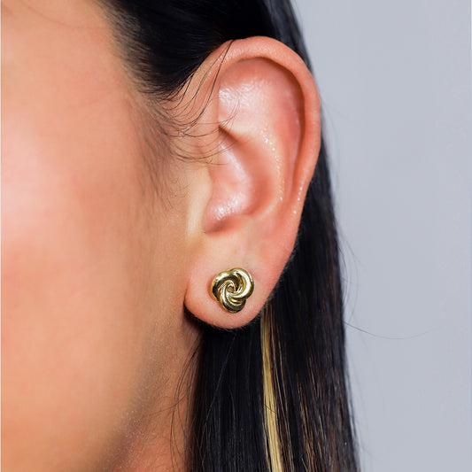 Oreja de mujer con topito en forma de espiral en oro amarillo de 18 quilates, hechos en Joyería Caracas.
