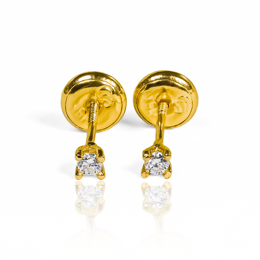 Descubre la elegancia de los Topitos Gema #2 Diamantes en Oro 18K. Hechos por Joyería Caracas y con una garantía para toda la vida, estos topitos son una verdadera joya que te acompañará siempre. Disfruta de su belleza y sofisticación, una inversión exclusiva para ti.