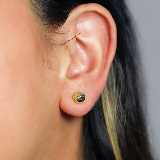 Oreja de mujer con topito de media esfera diamantada de 5.0mm en oro amarillo de 18 quilates, hechos en Joyería Caracas.