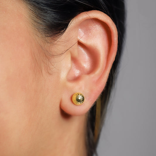Oreja de mujer con topito de media esfera diamantada de 7.0mm en oro amarillo de 18 quilates, hechos en Joyería Caracas.
