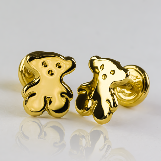 Los Topitos Osos M de Joyería Caracas son un tesoro de oro 18K con una garantía para toda la vida. Luce con elegancia y exclusividad gracias a su calidad y detalles únicos. Una joya que perdurará por siempre y que refleja el verdadero valor de la artesanía y el lujo.