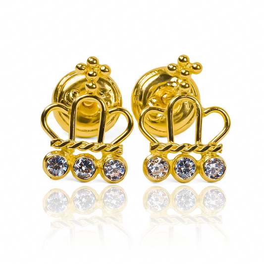 Topitos Queen es una verdadera joya hecha de oro 18 quilates y diseñada por Joyería Caracas, que ofrece una garantía de por vida. Conviértete en la reina que mereces ser con este accesorio exclusivo y elegante que nunca pasará de moda.