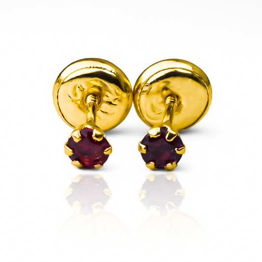 Topitos Rubí naturales de 2.75 mm, incrustados en 6 elegantes uñas. Fabricados en Oro de 18K por Joyería Caracas, cada topito es una joya única y viene con una garantía de por vida. Disfruta de la exclusividad y elegancia en cada manicura.