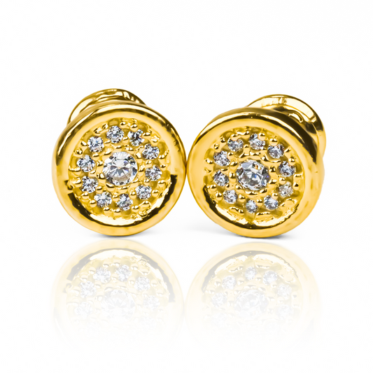 Topitos Rueda de cristales con bisel, en elegante oro 18K de Joyería Caracas. Diseño exquisito y garantía para toda la vida. Adorna tus manos con lujo y estilo con este imprescindible accesorio.