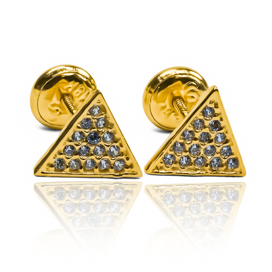 Descubra el lujo con los Topitos Triangle Cristales JT. Hechos de Oro 18K de la prestigiosa marca Joyería Caracas, cada pieza es una obra de arte que le garantiza elegancia y exclusividad de por vida. Añada un brillo intemporal a su estilo con nuestra garantía vitalicia.