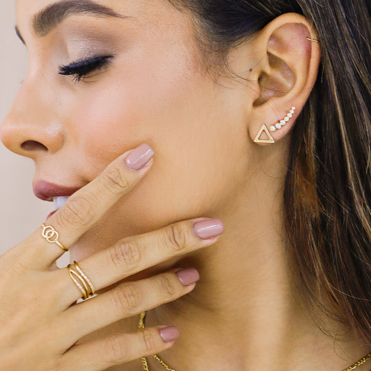 Topitos Triangles Jc es la joyería perfecta para complementar cualquier atuendo con su oro de 18K. Con la elegante marca Joyería Caracas y una garantía para toda la vida, este collar es una inversión de lujo que no puede faltar en su colección. Disfrute de su estilo exclusivo y sofisticado con Topitos Triangles Jc.